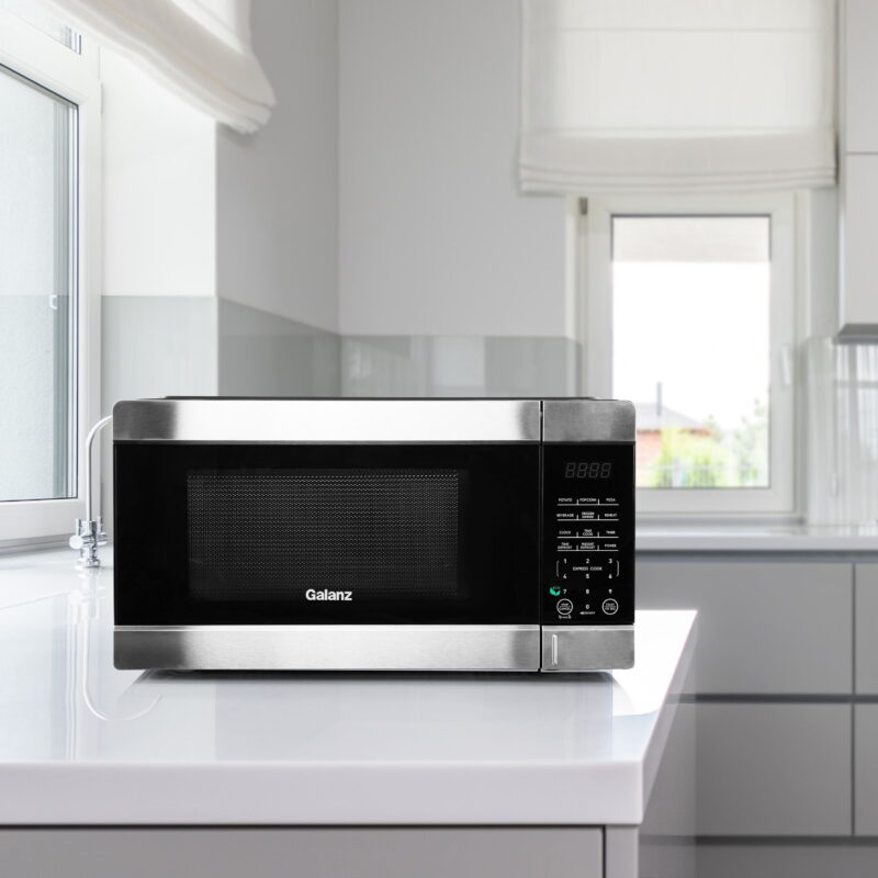 Galanz 0.9 cu ft Countertop Microwave Oven in Black - Image 2