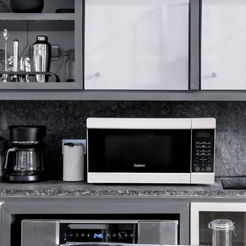 Galanz 1.1 cu ft 1000W Countertop Microwave Oven in White with One Touch Express Cooking - Image 6